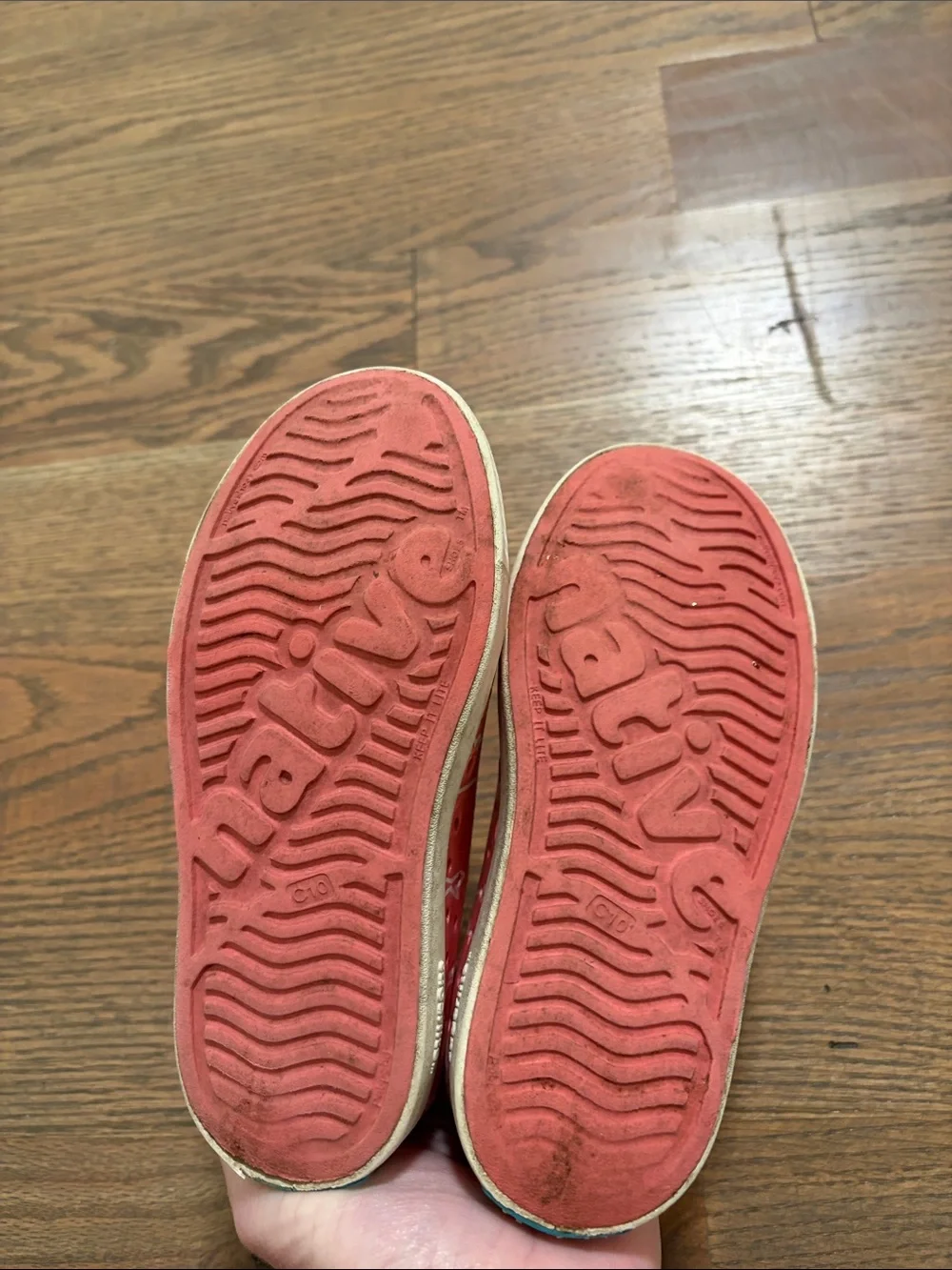 Native Kids Shoes in Coral with White Whale Print girls size 10 play condition